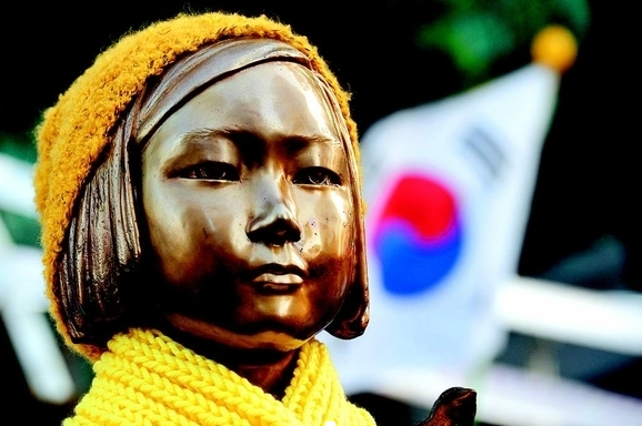 기시다 日외무상은 6일 프랑스 방문 중 자국 기자들에게 소녀상 유감이지만 한국은 전략적 이익 공유 이웃이다고 말했다.<사진=국민일보 DB>