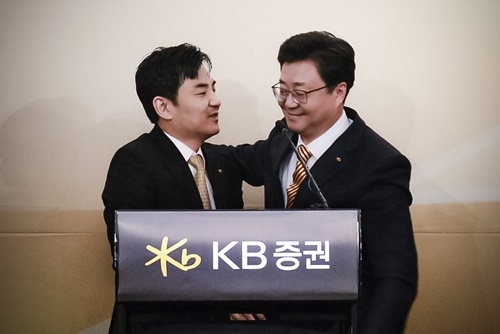10일 오전 여의도 콘래드 호텔에서 열린 KB증권 대표이사 기자간담회에서 윤경은 대표이사(왼쪽)와 전병조 대표이사가 포옹하고 있다.<사진=KB증권 제공>