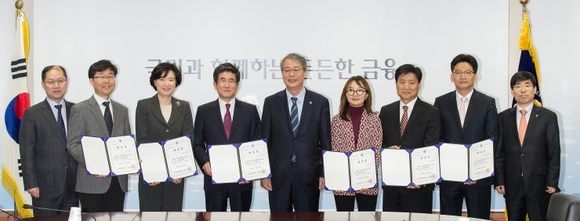 <장용성 위원장등 금융위 옴부즈만 8인은 지난해 2월 26일 임종룡 위원장으로부터 위촉장을 수여받은 뒤 활동을 시작했다. 사진은 위촉장 수여식 당시 기념촬영 모습. 사진=금융위원회 제공>