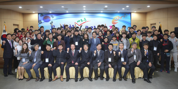 경북체육회가 16일 경북 군위군 백송스파비스관광호텔에서 체육지도자·실업팀선수단 역량강화 워크숍을 열고 제98회 전국체전의 선전을 다짐했다. 이날 워크숍에 참석한 체육지도자, 실업팀선수단 등이 결의를 다지고 있다. 경북체육회 제공.