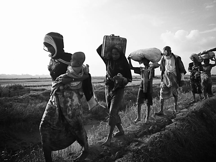 지난 8월 25일 로힝야 반군단체인 ‘아라칸 로힝야 구원군’(ARSA)의 미얀마 군경 초소 공격 이후 미얀마 군의 대로힝야 군사작전이 급물살을 타고 있다. 미얀마 정부는 ‘대 테러 작전’이라는 이름으로 군사작전을 정당화하고 있지만, 공격대상의 절대 다수는 반군과 관련이 없는 민간인들이다. 방글라데시로 밀려오는 로힝야 난민물결은 전례없는 난민 위기사태를 야기하며 로힝야 인종청소를 제노사이드 논쟁으로 재점화시켰다. 난민들 대부분은 오래 굶주린 상태로 여러날 정글을 지나고 일부는 강을 건너 방글라데시 영토에 닿았다. © Abul Kalam