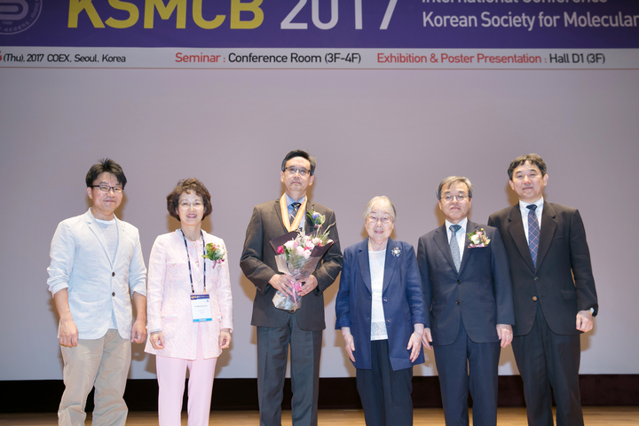 한시훈 소장(좌측에서 3번째)이 수상메달을 목에 걸고 꽃다발을 들고 서있다.(사진=가천대길병원 제공)