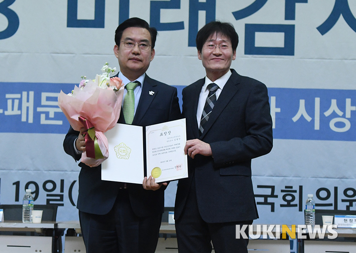 김동만 한국가스안전공사 상임감사가 19일 ‘부패문화 청산 공로자 시상식’에서 국회 산업통상자원중소벤처기업위원장 표창을 수상했다. / 사진=박태현 기자