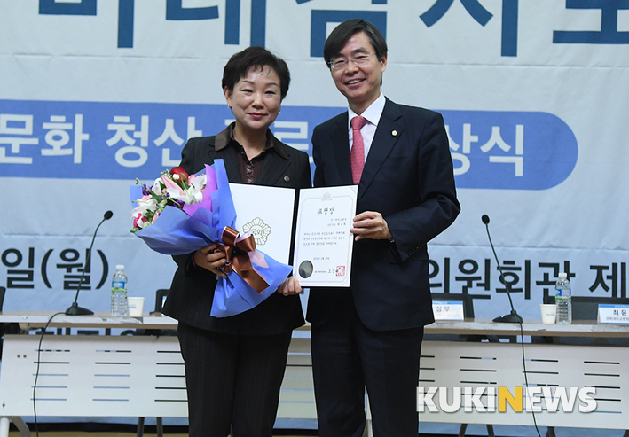 최윤희 경북대학교병원 상임감사가 19일 ‘부패문화 청산 공로자 시상식’에서 국회 기획재정위원장 표창을 수상했다. / 사진=박태현 기자