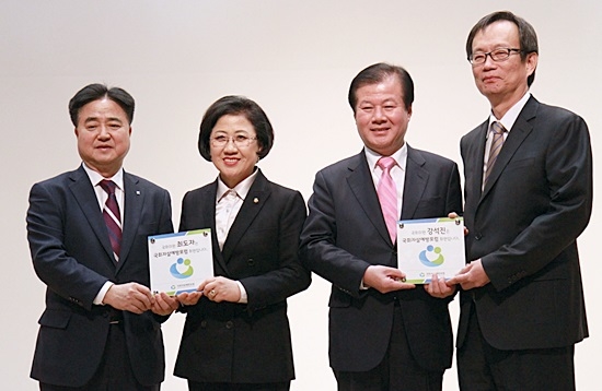 사진설명: 자살예방포럼 출범후 자살예방 현판식 전달(좌측부터 신용길 생보협회장, 바른미래당 최도자 의원, 자유힌국당 강석진 의원, 오강섭 자살예방협회장)
