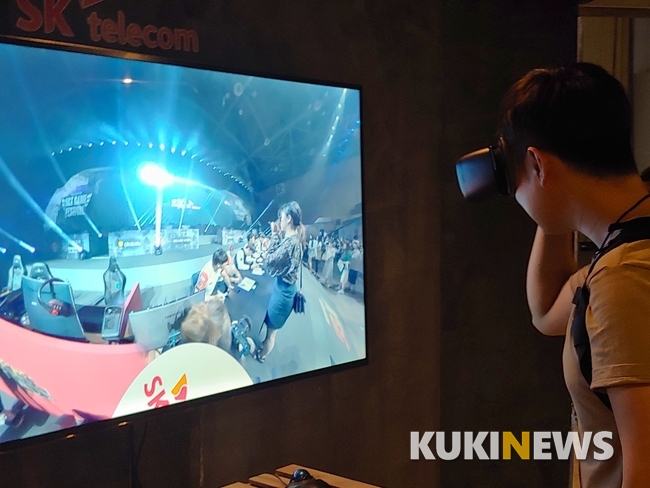 5G 스트리밍 부스는 기어VR을 끼고 제자리에서 돌아보니 현장 전체를 감상할 수 있었다. 모니터 앞 트랙볼 통해서도 관찰이 가능했다.