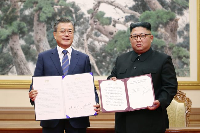 합의서 잘 보이죠?-문재인 대통령과 김정은 국무위원장이 19일 오전 평양 백화원 영빈관에서 평양공동선언문에 서명한 후 합의서를 들어보이고 있다.