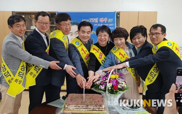 이상덕 전주금평초 교장은 7일 학교에서 출정식을 가졌다. 비슷한 시각 선대본부가 있는 경기 수원에서도 출정식이 있었다.