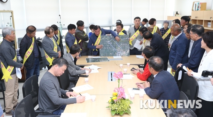 헬기노선 변경을 요구하는 완주군 대책위원들이 완주군청서 기자회견을 갖고 소음피해를 호소하고 있다.