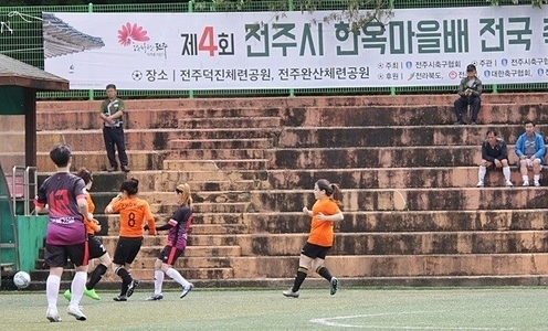 전주시 한옥마을배 전국 축구대회에서 첫 도입한 여성부에서 선수들이 공 경합을 하고 있다.