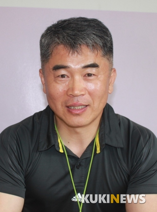 스승의날 학생부실에서 만난 이기승 학생부장 교사는 졸업생들의 문자 한통, 전화 한통이 다 보람이라고 했다.