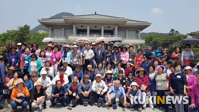 완주군 새마을지회 지원으로 관광에 나선 관내 노인들이 청와대를 배경으로 사진을 찍었다.