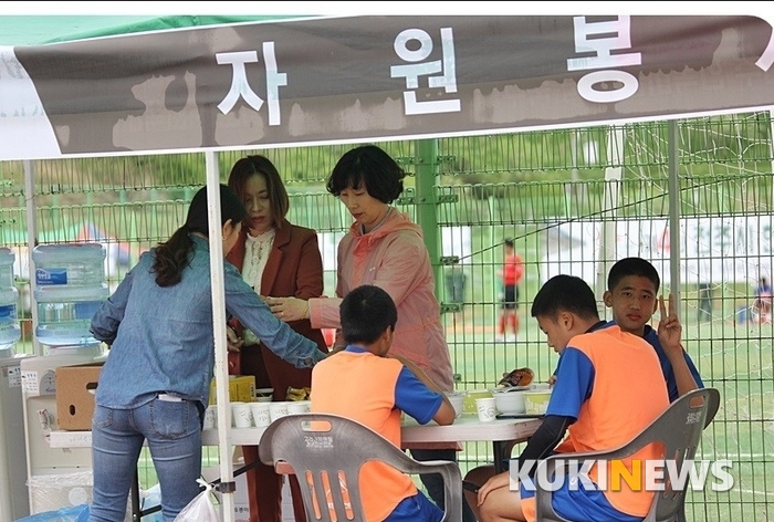 전주해성중 축구부와 학부모들이 자원봉사를 하고 있다.