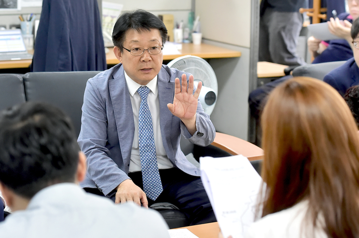 허종식 인천시 균형발전정무부시장이 22일 인천시청 기자실에서 검단신도시 활성화 방안을 발표하고 있다.