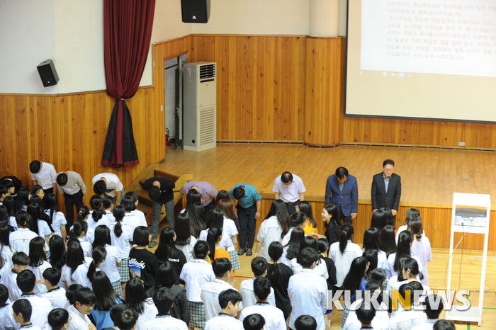 완산중학교 교사들이 학생들에게 머리를 숙였다.