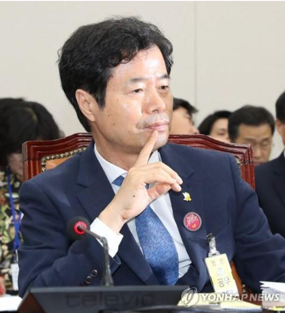 김승환 전북도교육감이 26일 국회 교육위원회 현안보고에 참석, 생각에 잠겨있다. 연합뉴스