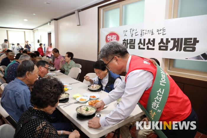 박길연 하림 대표이사가 삼계탕 서비스를 하고 있다.