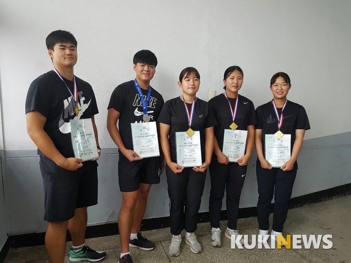 왼쪽부터 이성빈, 홍종호, 홍승연, 최하나, 이세빈선수.