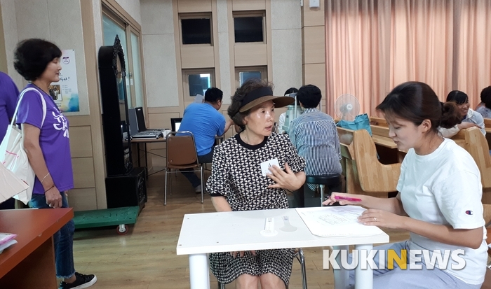 회성교회(김제시 봉황로)는 28일 오후 삼호교회(서울 서초 방배로)와 함께 김제지역 주민을 대상으로 돋보기 맞춤 서비스를 했다.