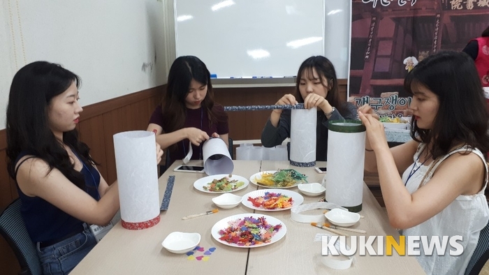 참가자들이 정읍 태산선비마을서 한지등 만들기에 열중하고 있다.