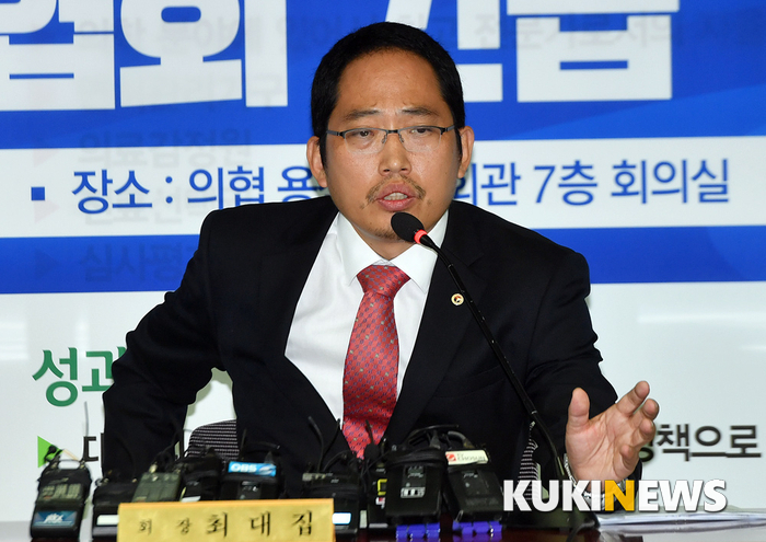 최대집 대한의사협회장이 9월 2일 오후 서울 용산구 의협 용산임시회관 회의실에서 조국 법무부 장관 후보자 의료계 폄하 관련 긴급 기자회견'을 열고 입장을 밝히고 있다.