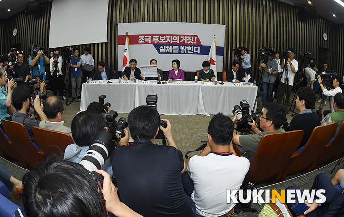 자유한국당 주광덕과 김진태, 곽상도, 이은재, 박인숙, 김도읍 의원이 3일 서울 여의도 국회에서 열린 '조국 후보자의 거짓과 선동, 대국민 고발 언론 간담회' 참석해 발언을 하고 있다.