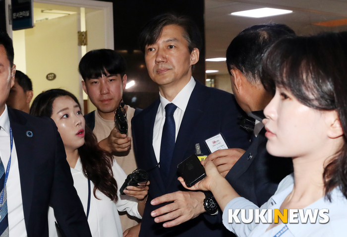 조국 법무부장관 후보자가 9월 6일 오전 서울 여의도 국회에서 열린 인사청문회에 참석하기 위해 국회에 도착하고 있다.
