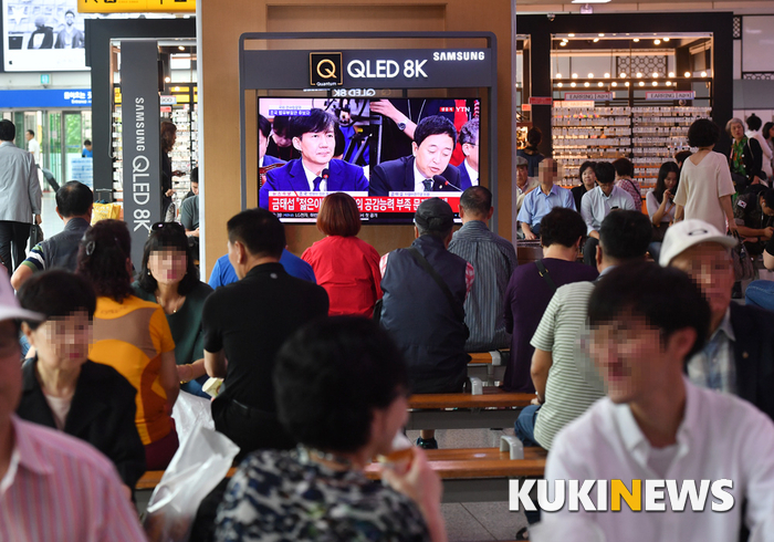 9월 6일 서울역 대합실에서 시민들이 조국 법무부 장관 후보자 인사청문회를 시청하고 있다.