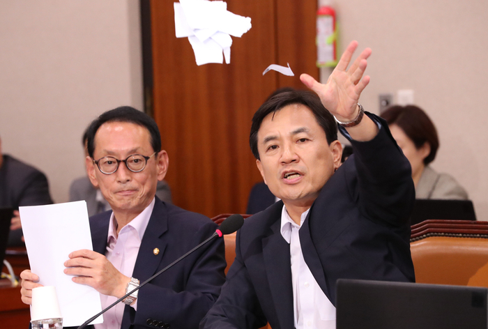 자유한국당 김진태 의원이 9월 6일 오후 서울 여의도 국회에서 열린 조국 법무부 장관 후보자 인사청문회에서 조 후보자의 가족관계증명서를 찢은 뒤 던지고 있다.