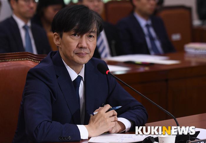 조국 법무부 장관 후보자가 9월 6일 열린 국회에서 열린 인사청문회에서 의원질의를 듣고 있다.