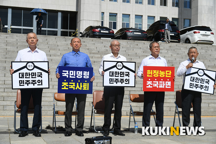 9월 19일 국회 본청 앞에서 자유한국당 최교일, 송석준, 이만희, 장석춘, 김석기 의원이 삭발을 마치고 조국 법무부 장관의 사퇴를 촉구하고 있다.