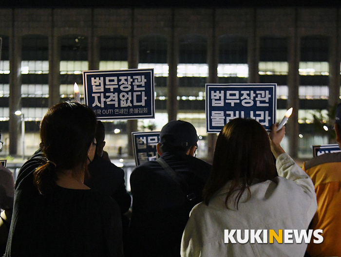 연세대학교 재학생과 졸업생들이 9월 19일 오후 서울 서대문구 연세대학교 신촌캠퍼스 학생회관 앞에서 열린 '조국 법무부 장관 사퇴 촉구 촛불집회'에서 촛불을 들고 구호를 외치고 있다.