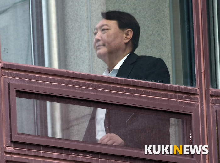 윤석열 검찰총장이 9월 9일 점심식사를 위해 서울 서초구 대검찰청 이동통로를 걸어가고 있다.
