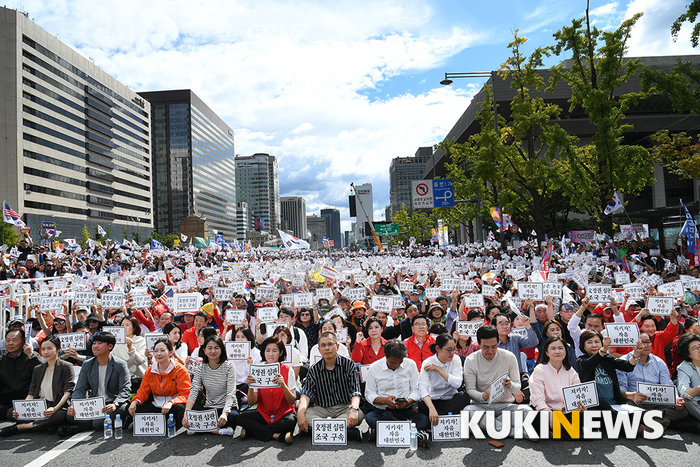 자유한국당 황교안 대표와 나경원 원내대표 등 당원들이 3일 오후 광화문 광장에서 열린 문재인 정권 헌정유린 중단과 위선자 조국 파면 촉구 광화문 규탄대회에서 구호를 외치고 있다.