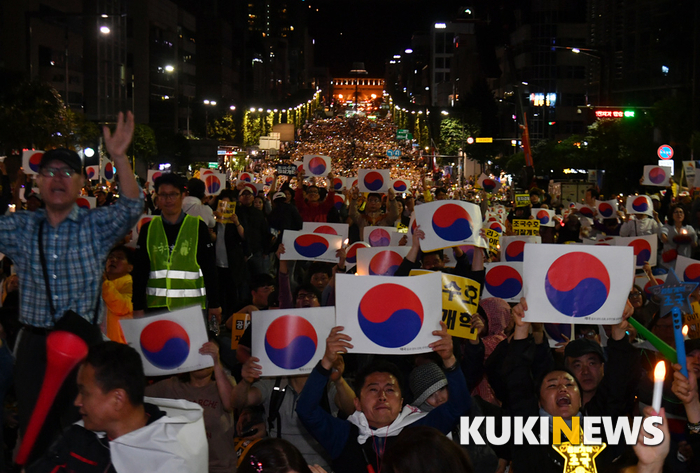 5일 오후 서울 서초역 사거리 일대에서 열린 제8차 검찰 개혁 촛불 문화제에서 참가자들이 구호를 외치고 있다.