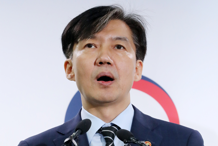 조국 법무부 장관이 8일 오후 경기도 과천시 정부과천청사 법무부 브리핑룸에서 검찰 개혁방안을 발표하고 있다.