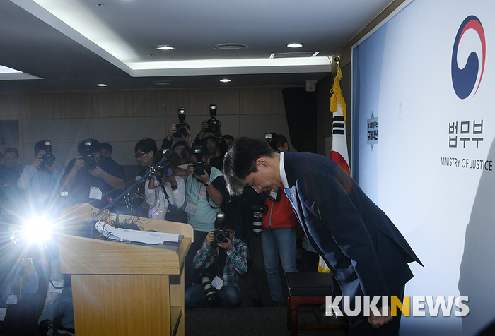 조국 법무부 장관이 14일 오전 과천 정부종합청사 법무부 브리핑실에서 '직접수사 축소 등 검찰개혁 방안 브리핑'을 열고 검찰 특수부 명칭 변경과 부서 축소, 수사범위 제한 등의 내용을 담은 개정안 발표 후 인사하고 있다.