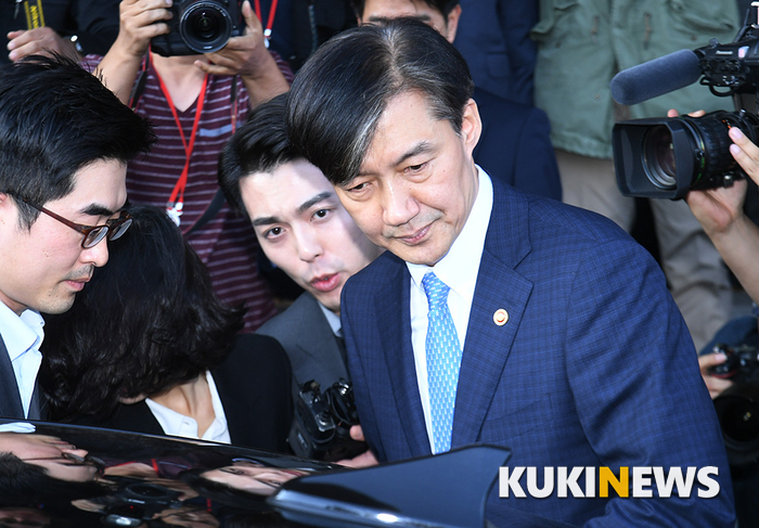 사의를 표명한 조국 법무부 장관이 14일 오후 경기 과천시 정부서울청사를 나서고 있다.