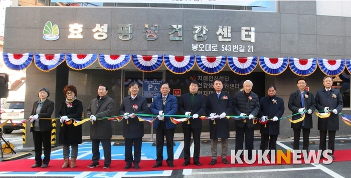 메디플렉스 세종병원 박진식 이사장(오른쪽 두 번째)과 오병희 병원장(오른쪽 첫 번째), 박형우 인천시 계양구청장(오른쪽 여섯 번째) 등 세종병원과 계양구청 관계자들이 지난 6일 효성평새건강센터 개소식서 기념 촬영을 하고 있다. 메디플렉스 세종병원 제공