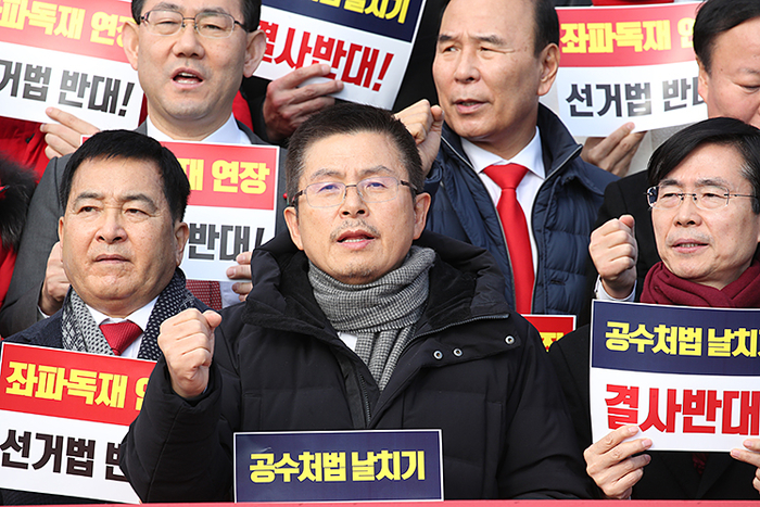 황교안 자유한국당 대표가 서울 여의도 국회 인근에서 당원 및 국민들이 참석한 가운데 공수처법 및 선거법 날치기 저지 규탄대회에서 구호를 외치고 있다. 사진=자유한국당