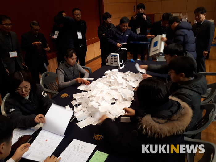 민선 초대 전라북도체육회장 선거 개표가 이뤄지고 있다.