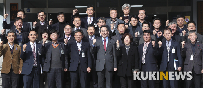 진안군을 방문한 송하진 지사가 공무원들과 함께 새 해 힘찬 출발을 다짐했다.