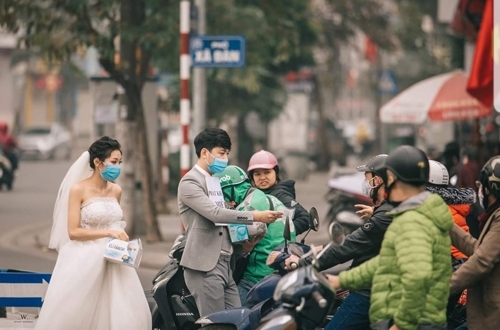 베트남 예비 부부, 마스크 나눠주기 웨딩촬영, 출처=윈디 웨딩 페이스북 캡처