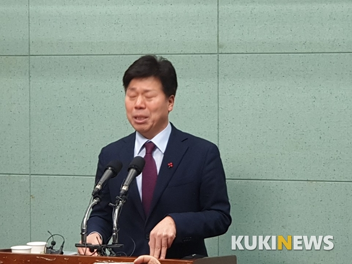 최형재 후보가 민주당 탈당 의사를 밝히고 눈물을 흘리고 있다.