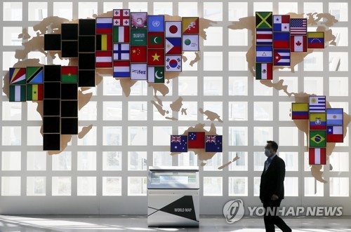 인천시 송도국제도시 G타워 로비에 설치된 세계지도