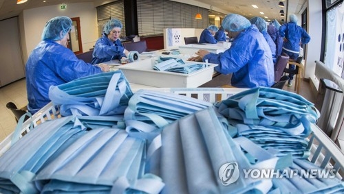 20일 마스크를 자제 생산하고 있는 네덜란드의 한 병원 직원들, 사진=EPA/연합뉴스