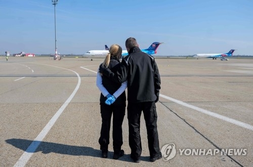 중국산 코로나19 검사키트ㆍ마스크 기다리는 슬로바키아 총리, 사진=브라티슬라바 AFP/연합뉴스