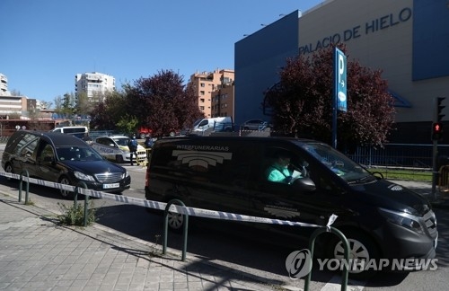 코로나19 임시 영안소 떠나는 스페인 영구차들, 사진=마드리드 로이터/연합뉴스