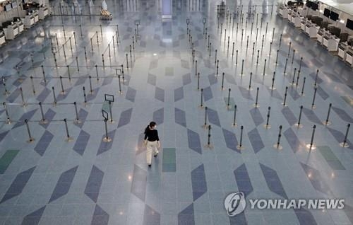 코로나19 영향으로 승객이 줄어 한산한 도쿄 하네다공항, 사진=EPA/연합뉴스
