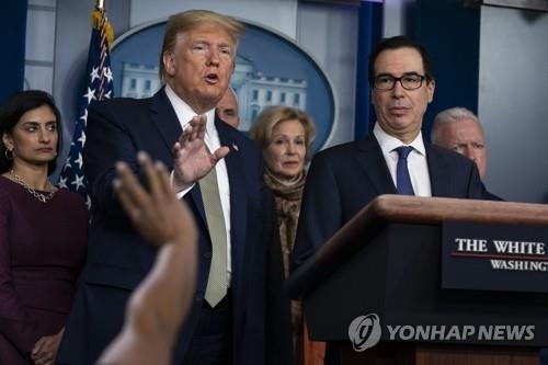 경기부양책에 관해 설명하는 도널드 트럼프 미국 대통령과 스티븐 므누신 재무장관, 사진=AP/연합뉴스